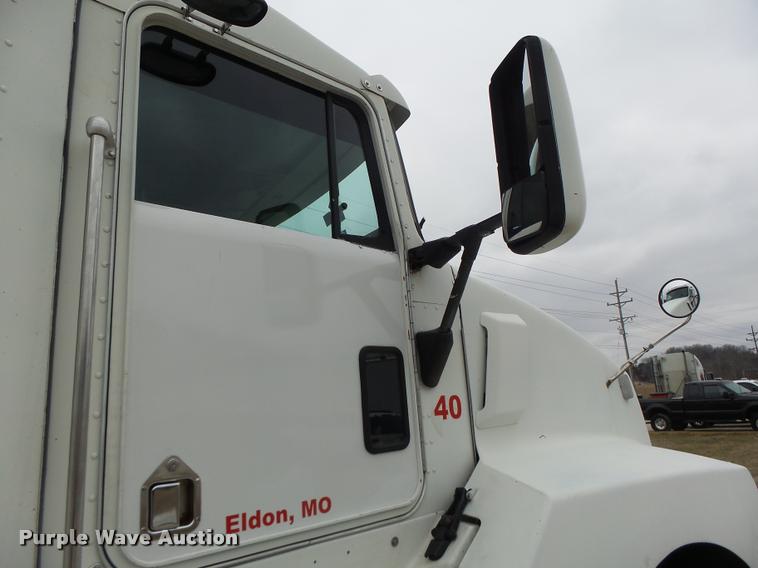 image for item DA3312 1995 Kenworth T600 semi truck