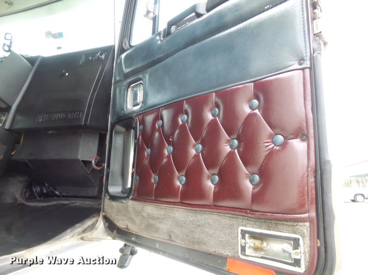 image for item DA3312 1995 Kenworth T600 semi truck