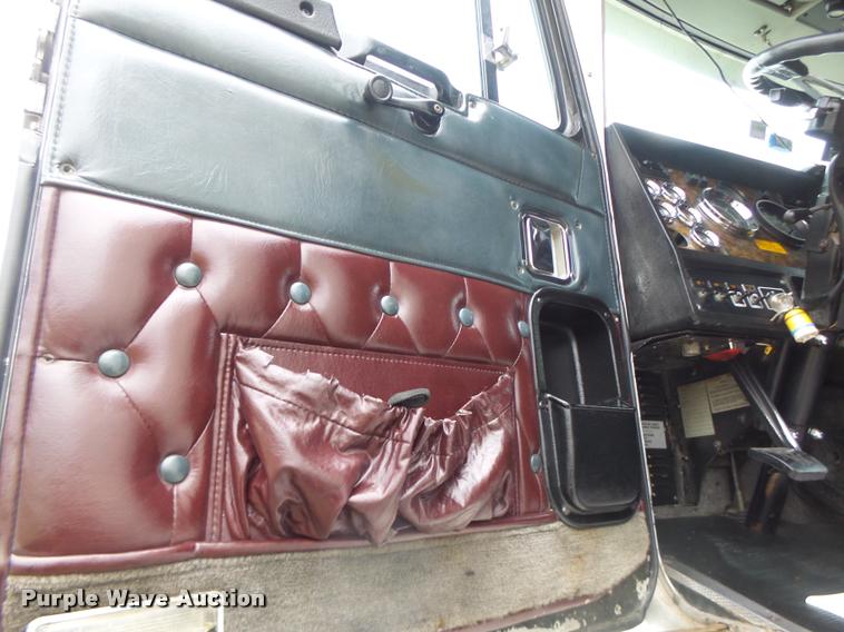 image for item DA3312 1995 Kenworth T600 semi truck