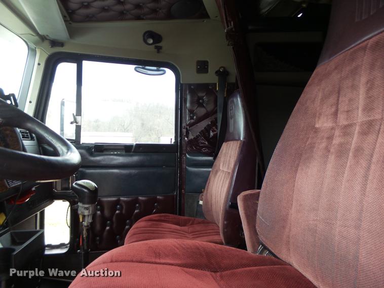 image for item DA3312 1995 Kenworth T600 semi truck