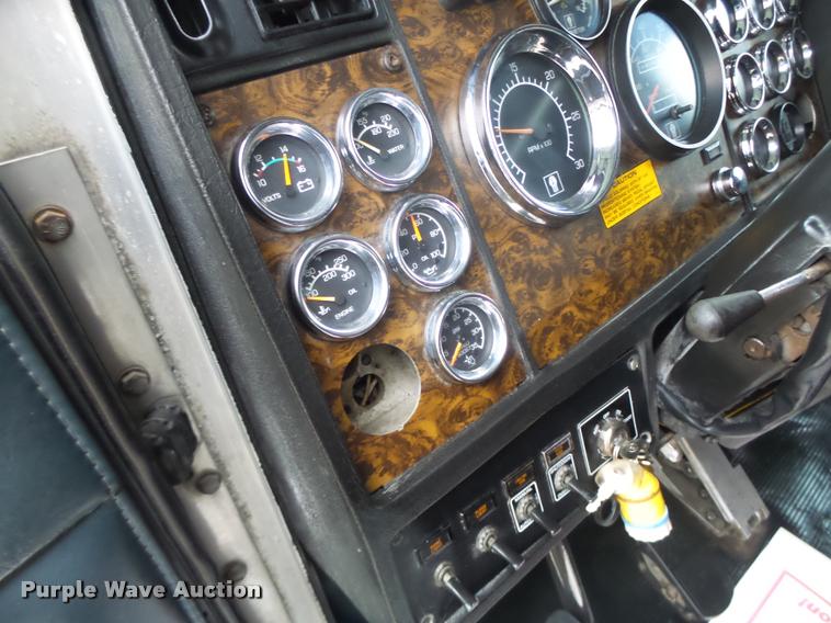 image for item DA3312 1995 Kenworth T600 semi truck