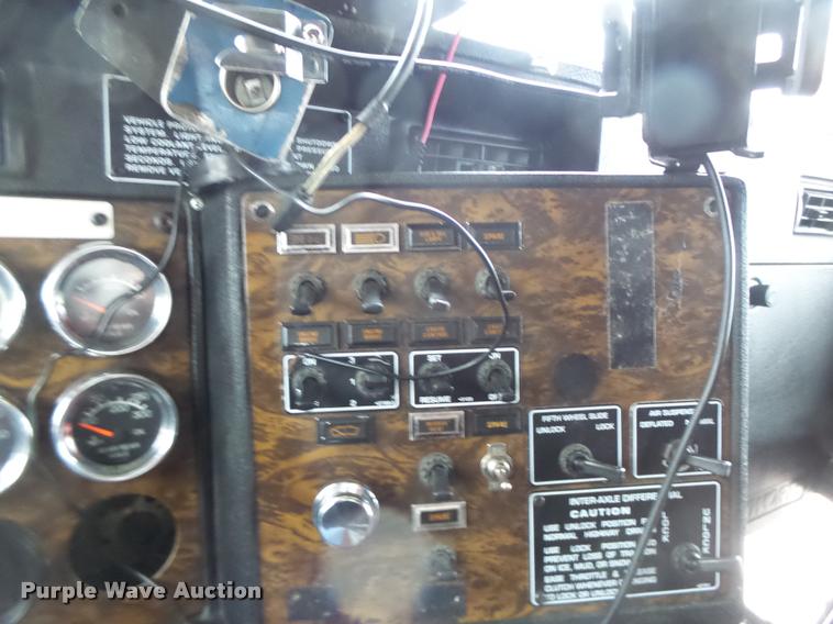 image for item DA3312 1995 Kenworth T600 semi truck