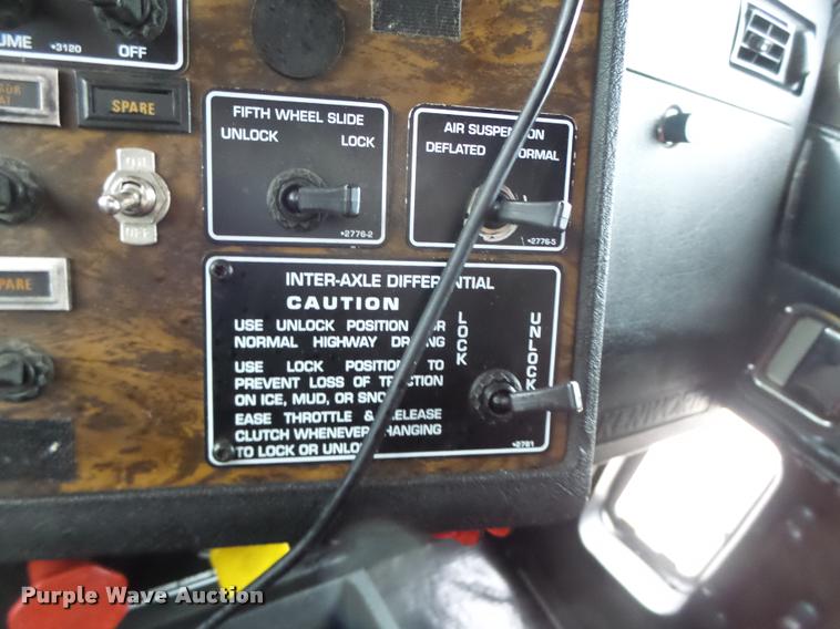 image for item DA3312 1995 Kenworth T600 semi truck