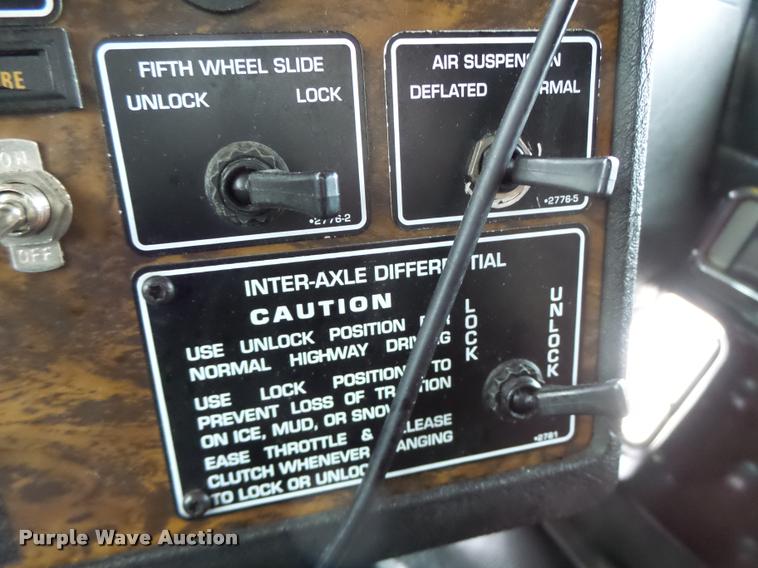 image for item DA3312 1995 Kenworth T600 semi truck