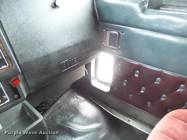 image for item DA3312 1995 Kenworth T600 semi truck