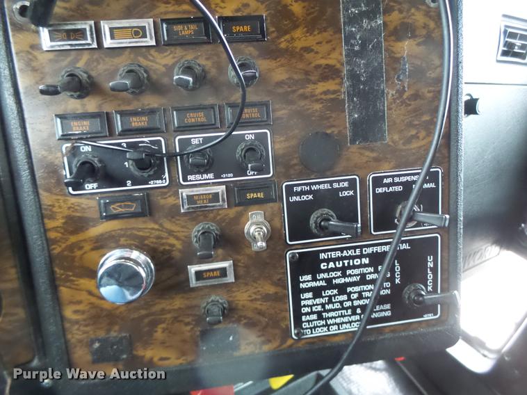 image for item DA3312 1995 Kenworth T600 semi truck