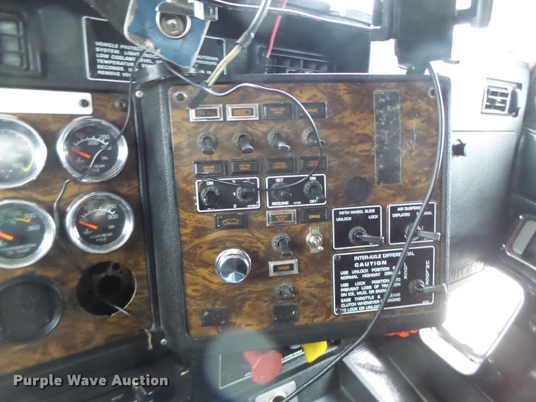 image for item DA3312 1995 Kenworth T600 semi truck