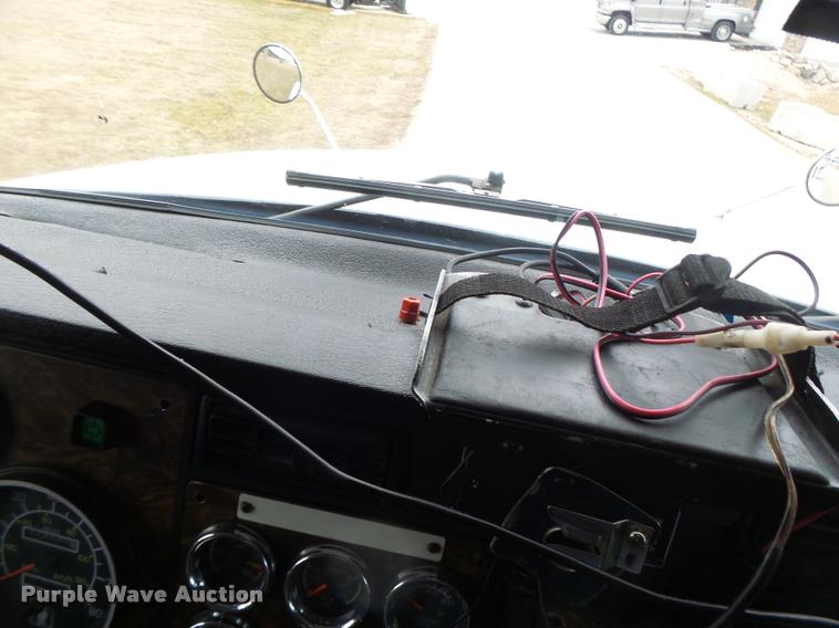 image for item DA3312 1995 Kenworth T600 semi truck