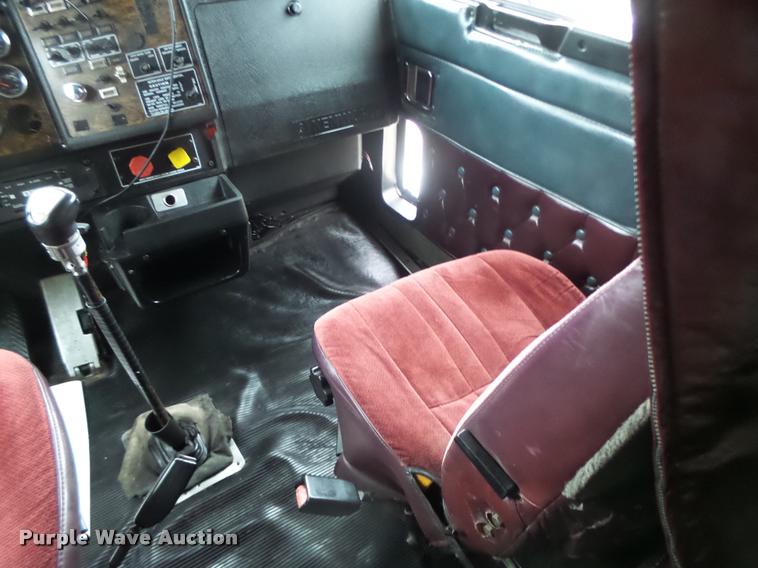 image for item DA3312 1995 Kenworth T600 semi truck