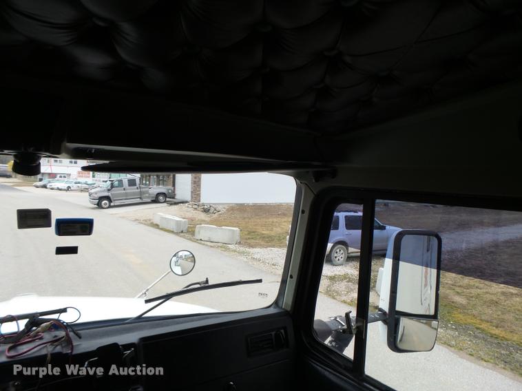 image for item DA3312 1995 Kenworth T600 semi truck