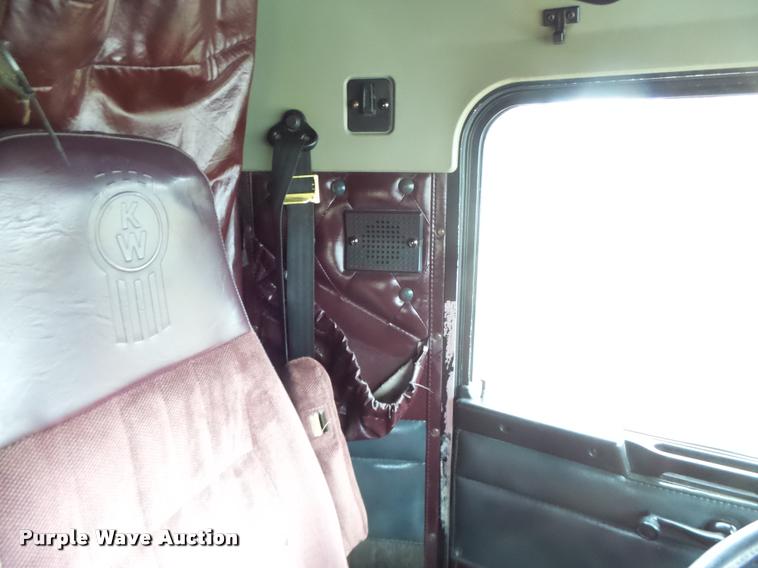 image for item DA3312 1995 Kenworth T600 semi truck