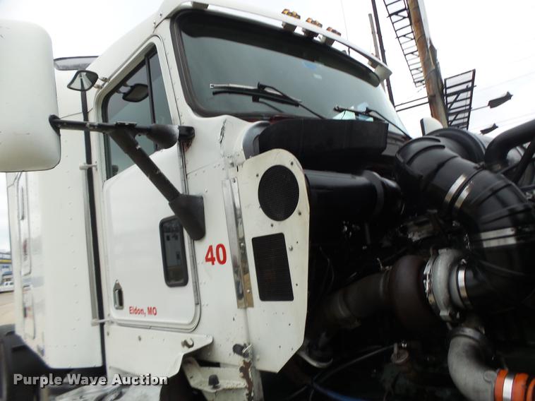 image for item DA3312 1995 Kenworth T600 semi truck