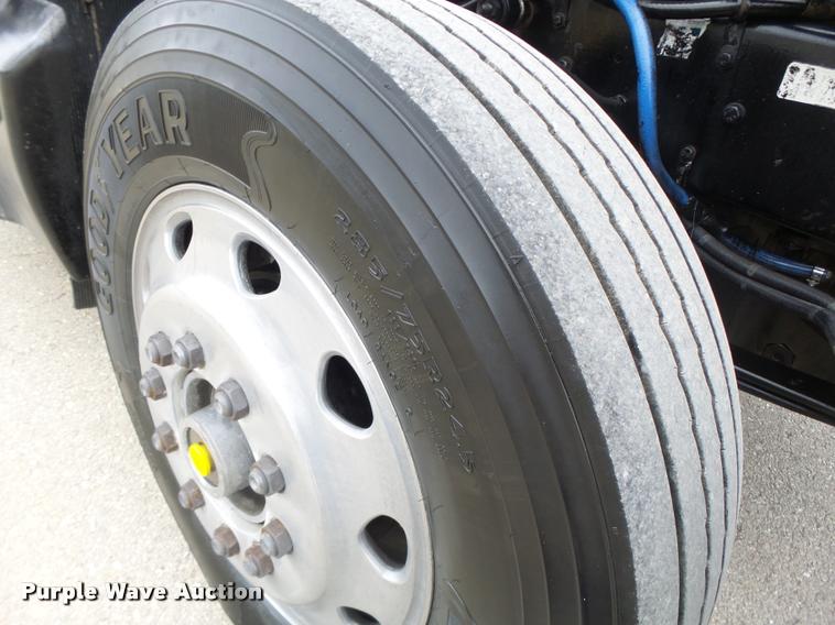 image for item DA3312 1995 Kenworth T600 semi truck