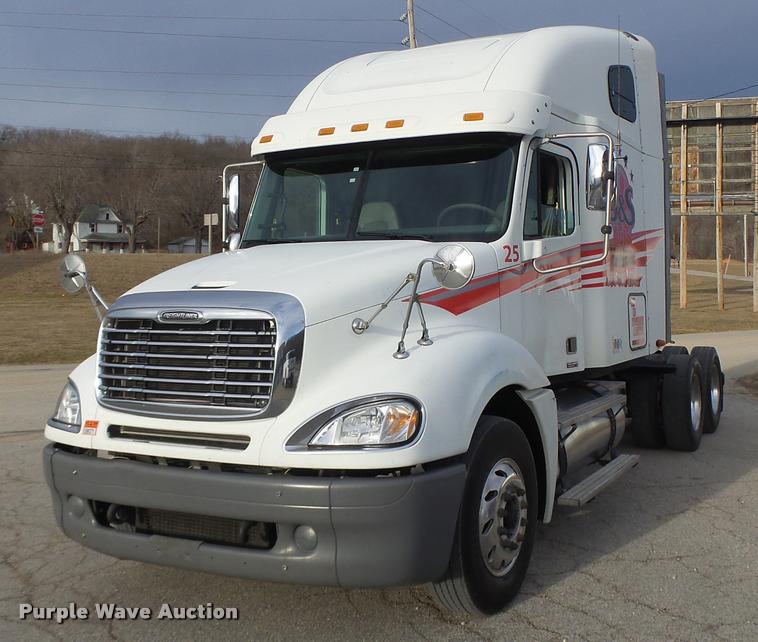 image for item DA3313 2004 Freightliner Columbia semi truck