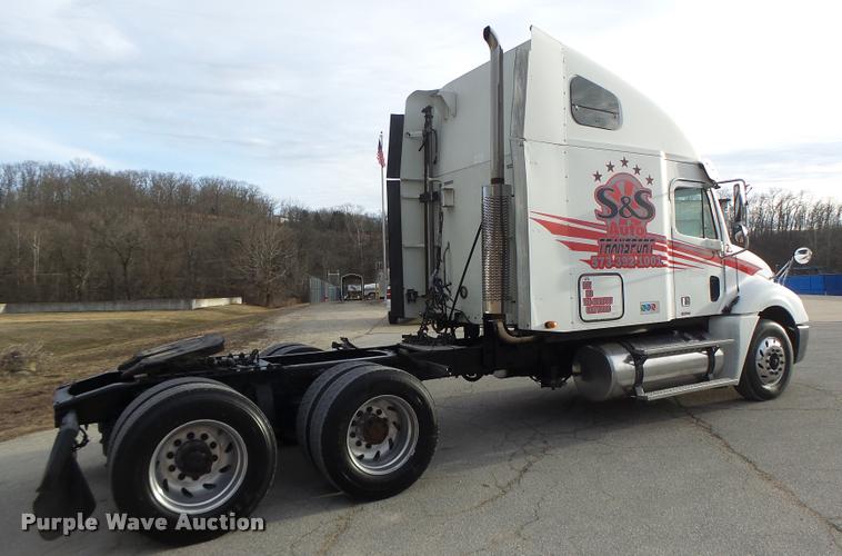 image for item DA3313 2004 Freightliner Columbia semi truck