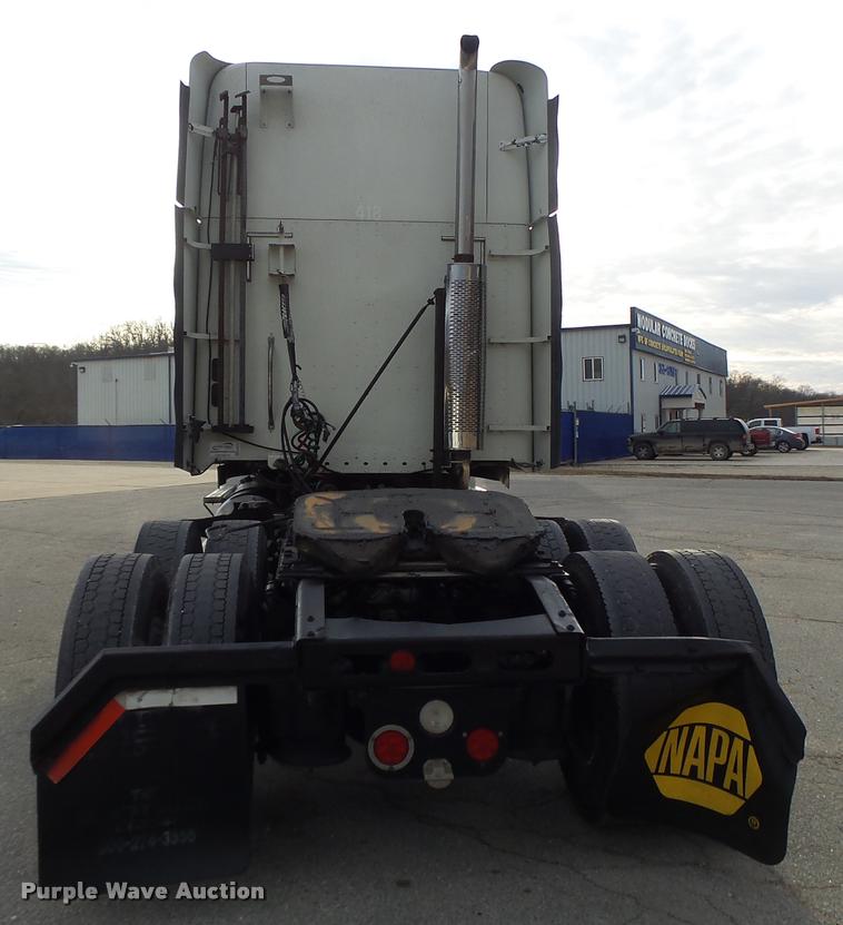 image for item DA3313 2004 Freightliner Columbia semi truck