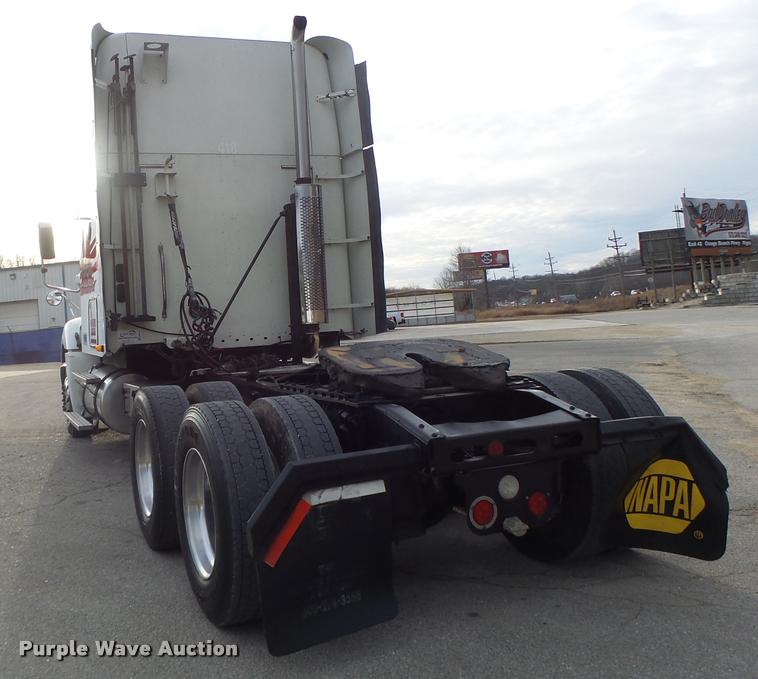 image for item DA3313 2004 Freightliner Columbia semi truck