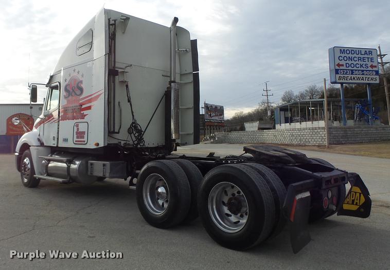 image for item DA3313 2004 Freightliner Columbia semi truck