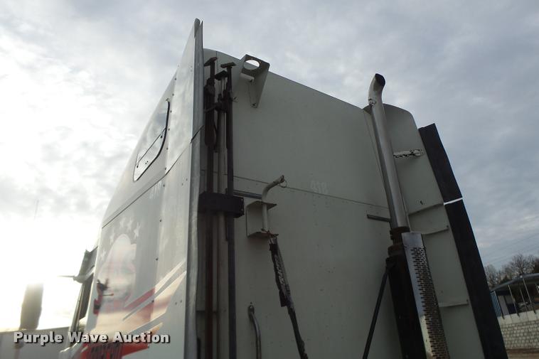 image for item DA3313 2004 Freightliner Columbia semi truck