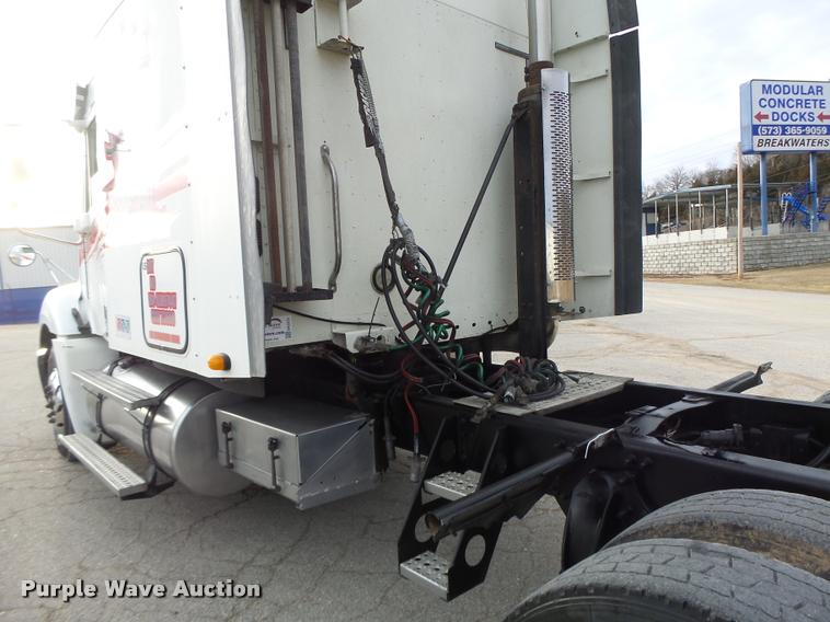 image for item DA3313 2004 Freightliner Columbia semi truck