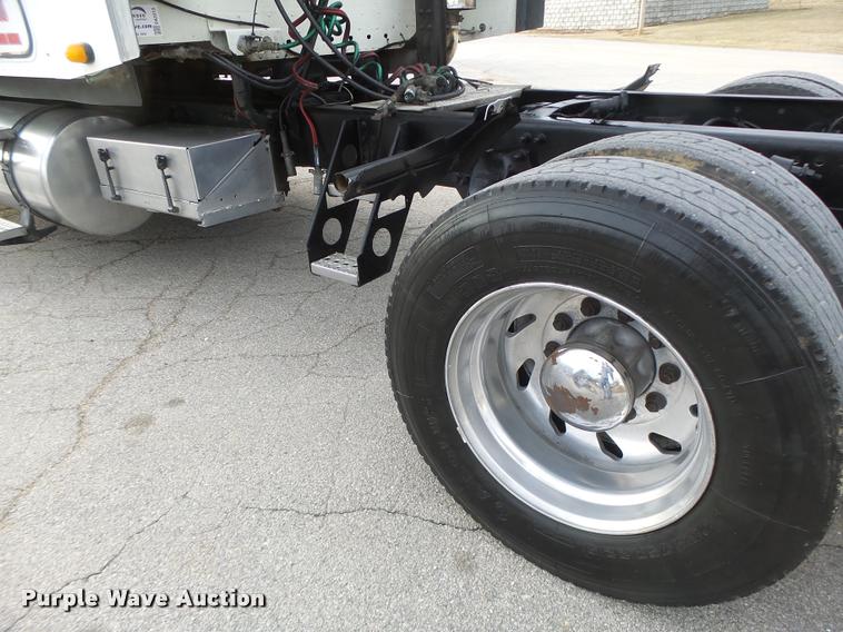 image for item DA3313 2004 Freightliner Columbia semi truck