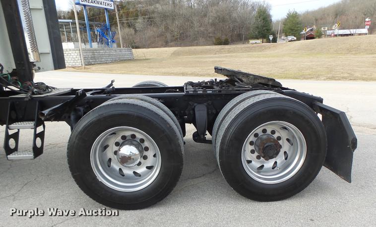 image for item DA3313 2004 Freightliner Columbia semi truck