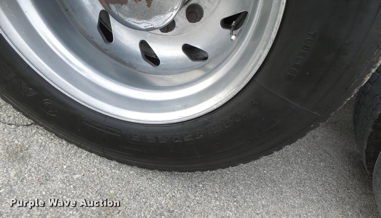 image for item DA3313 2004 Freightliner Columbia semi truck