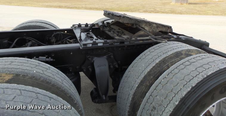 image for item DA3313 2004 Freightliner Columbia semi truck