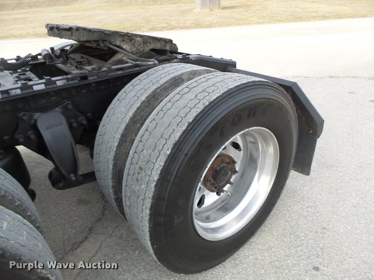 image for item DA3313 2004 Freightliner Columbia semi truck