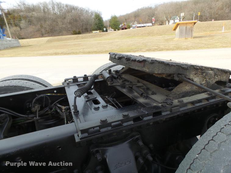 image for item DA3313 2004 Freightliner Columbia semi truck