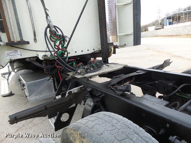 image for item DA3313 2004 Freightliner Columbia semi truck