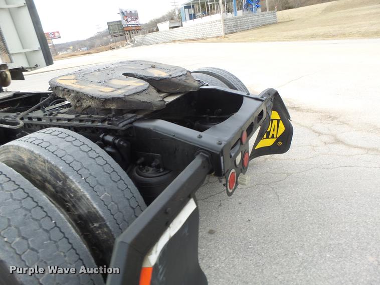 image for item DA3313 2004 Freightliner Columbia semi truck