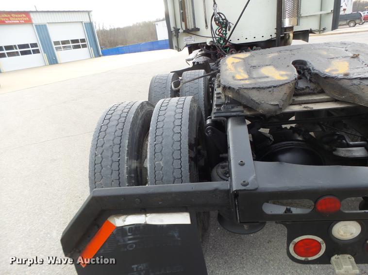 image for item DA3313 2004 Freightliner Columbia semi truck