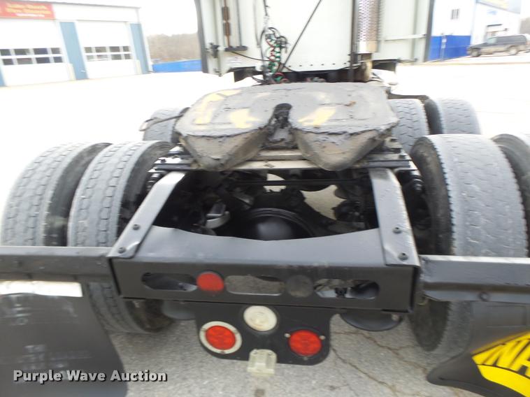 image for item DA3313 2004 Freightliner Columbia semi truck