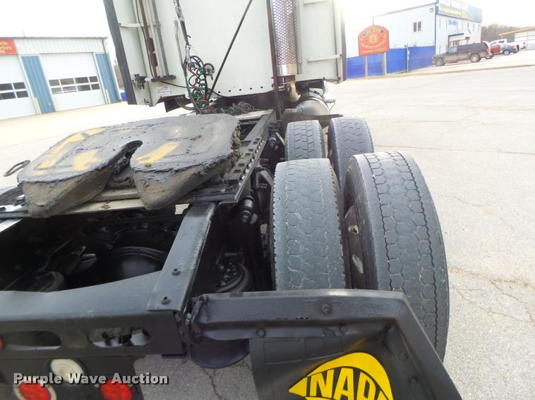 image for item DA3313 2004 Freightliner Columbia semi truck