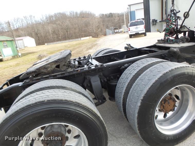 image for item DA3313 2004 Freightliner Columbia semi truck