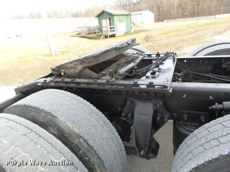 image for item DA3313 2004 Freightliner Columbia semi truck