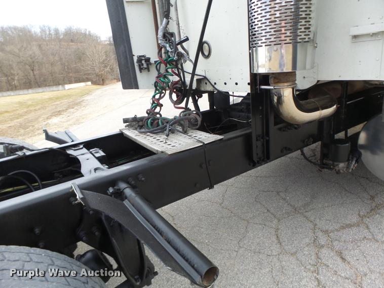 image for item DA3313 2004 Freightliner Columbia semi truck