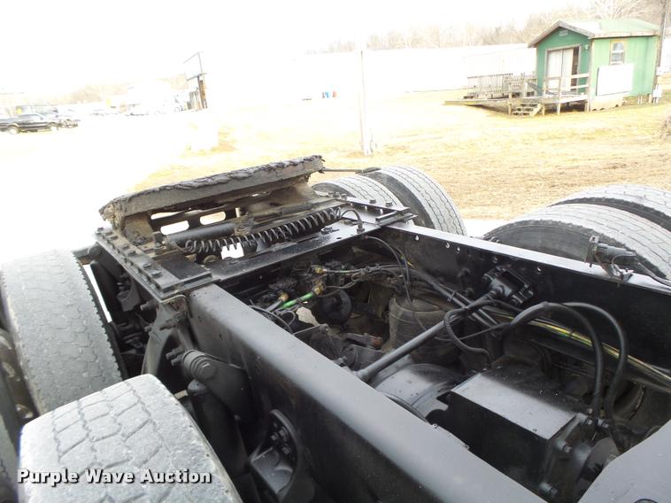 image for item DA3313 2004 Freightliner Columbia semi truck