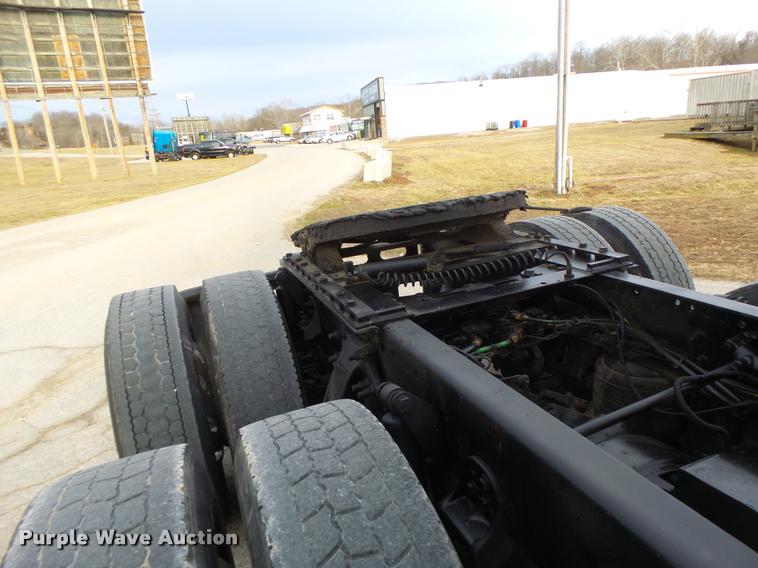 image for item DA3313 2004 Freightliner Columbia semi truck