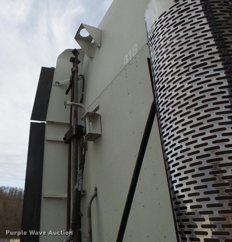 image for item DA3313 2004 Freightliner Columbia semi truck