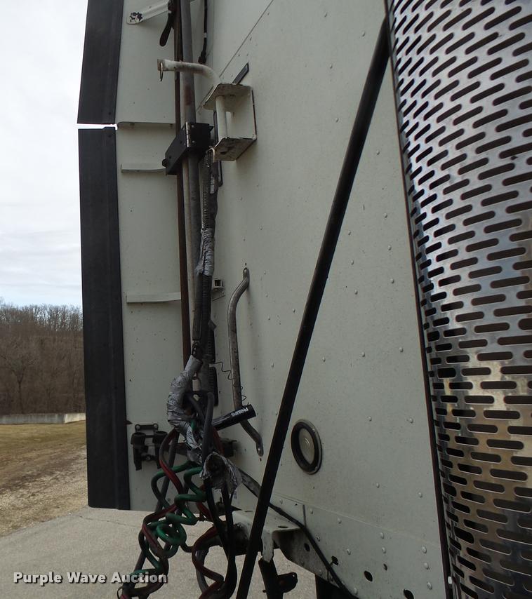 image for item DA3313 2004 Freightliner Columbia semi truck