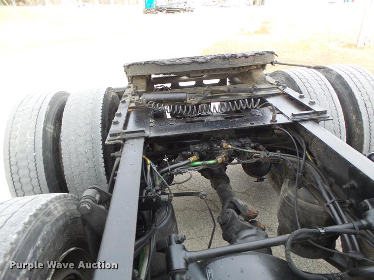 image for item DA3313 2004 Freightliner Columbia semi truck