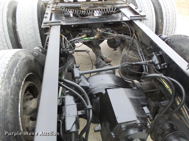 image for item DA3313 2004 Freightliner Columbia semi truck