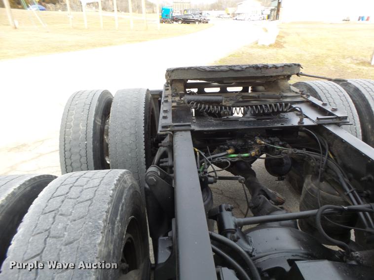 image for item DA3313 2004 Freightliner Columbia semi truck