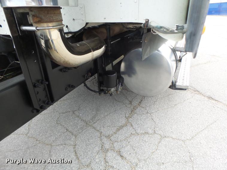 image for item DA3313 2004 Freightliner Columbia semi truck