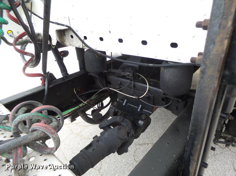 image for item DA3313 2004 Freightliner Columbia semi truck