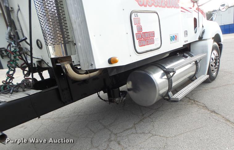 image for item DA3313 2004 Freightliner Columbia semi truck