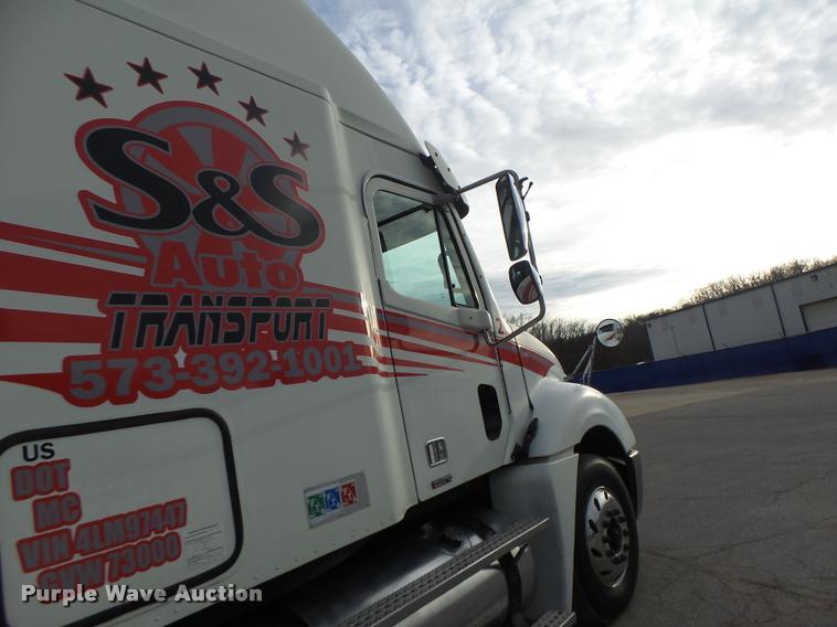 image for item DA3313 2004 Freightliner Columbia semi truck