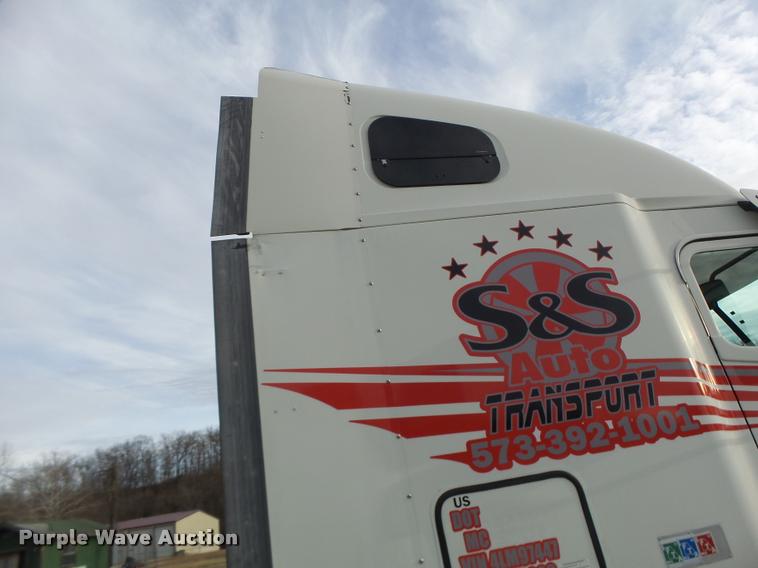 image for item DA3313 2004 Freightliner Columbia semi truck